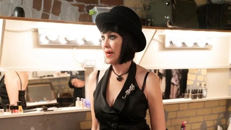  Rawr! Look at that sweet brooch. 